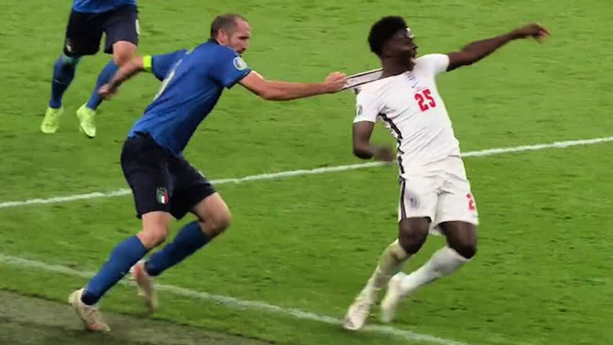 Watch: Giorgio Chiellini cripples Bukayo Saka with horse-collar tackle –  Thick Accent