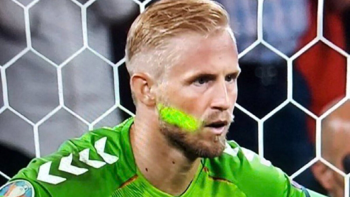 Kasper Schmeichel hit by a laser beam during Harry Kane's penalty