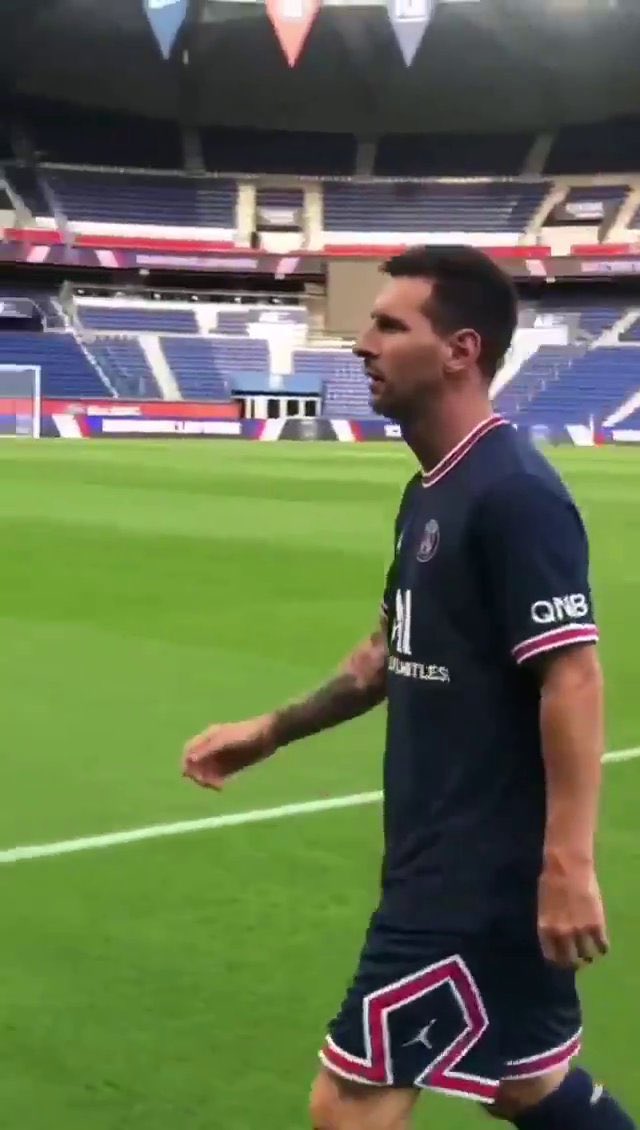 First photo of Lionel Messi in PSG kit after leaving Barcelona – Thick ...