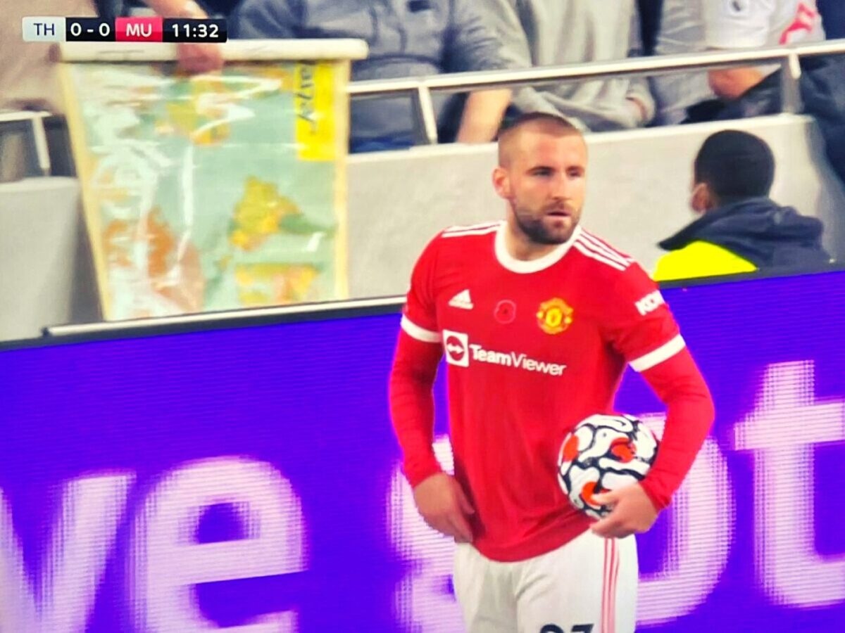 Fan brings to map to the game between Spurs and Man United