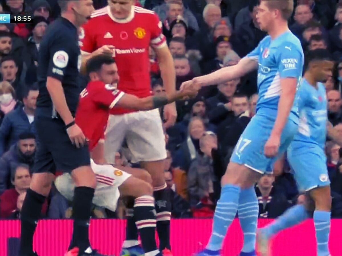 Bruno Fernandes being picked by Kevin De Bruyne during Man Utd's 2-0 loss v City