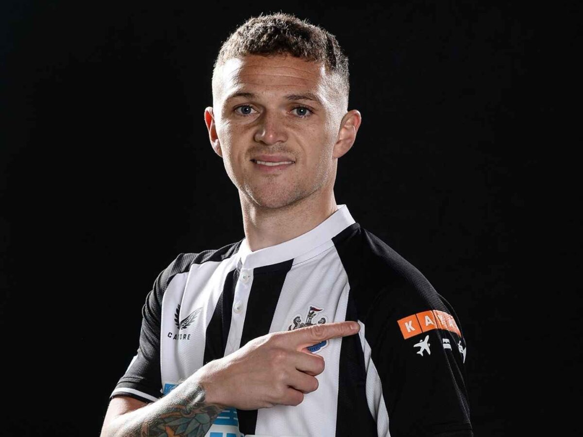 Kieran Trippier pointing at the Kayak logo