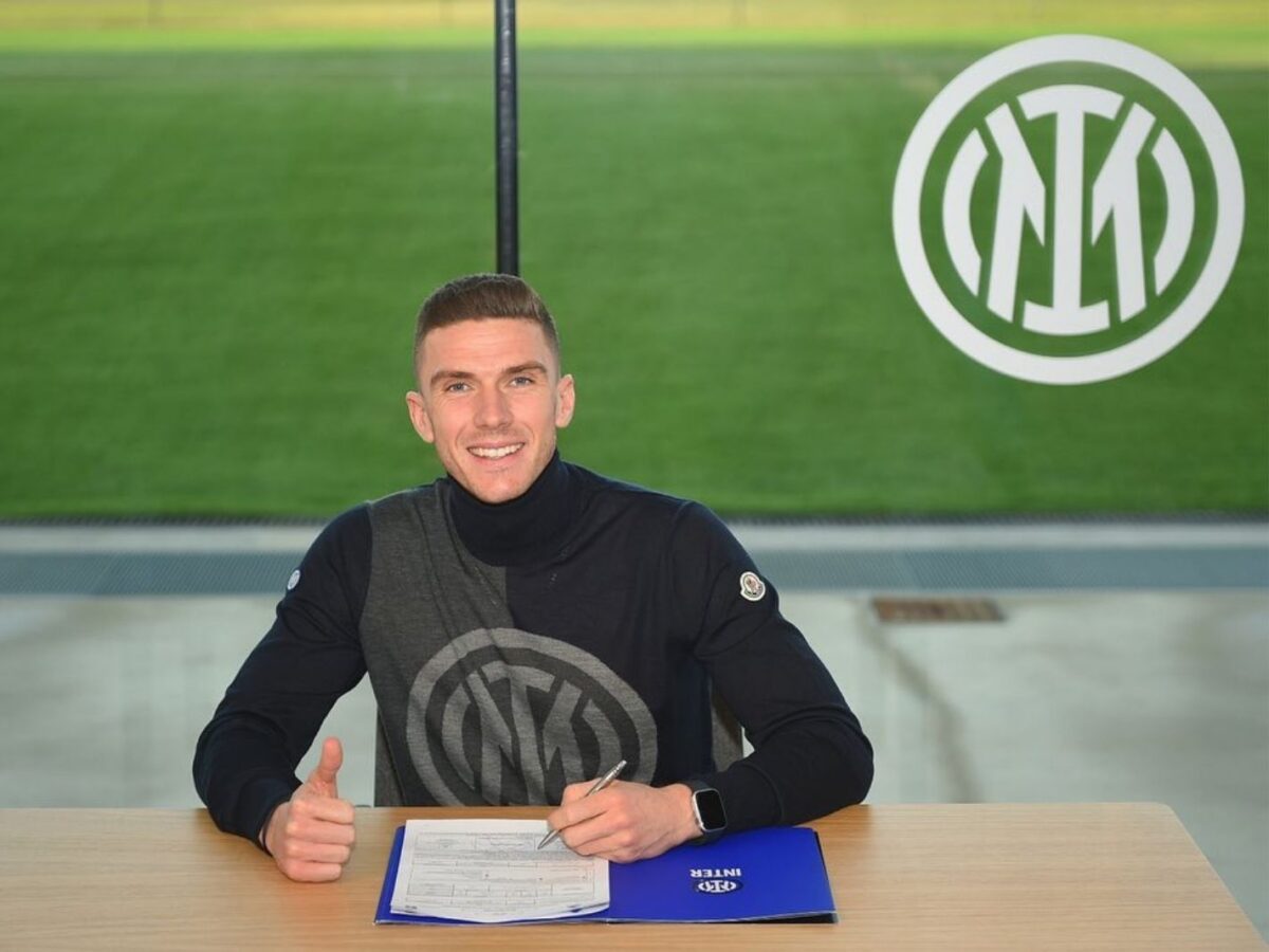 Robin Gosens signing his Inter Milan contract