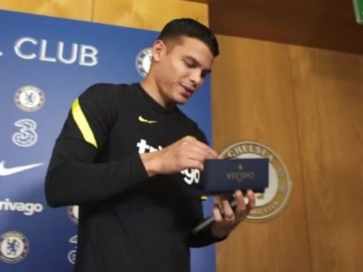 Thiago Silva keeps the pen he signed his Chelsea contract with