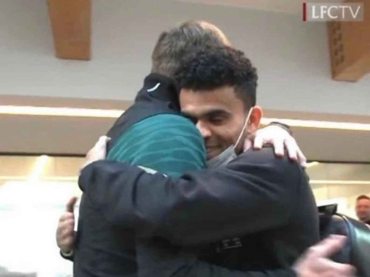 Jurgen Klopp and Luis Diaz hug