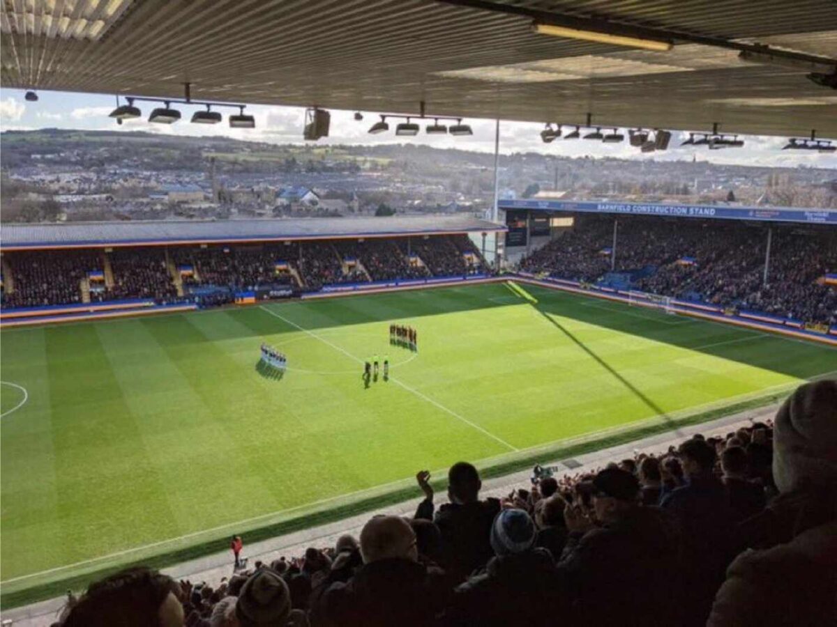 Chelsea fans sing for Abramovich during minute's silence for Ukraine at Turf Moor