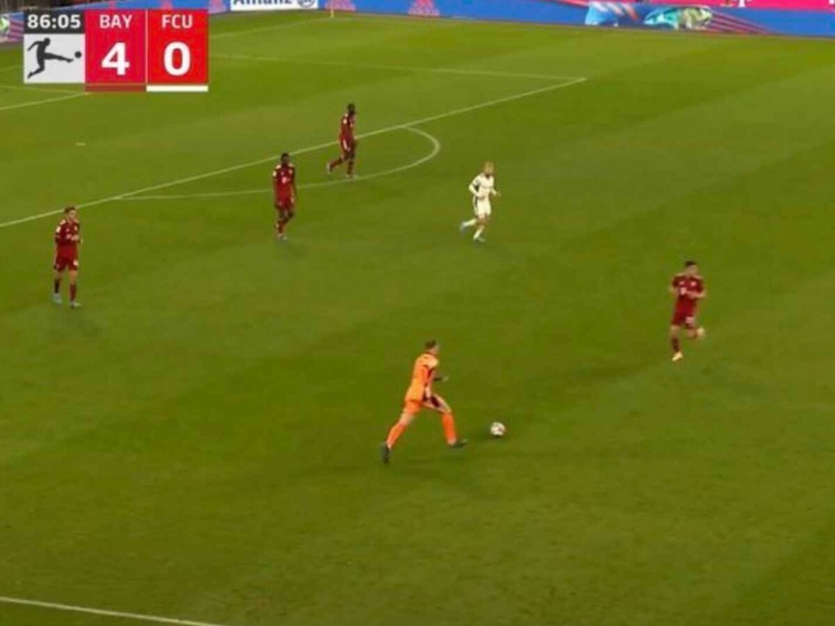 Manuel Neuer caught playing in midfield against Union Berlin