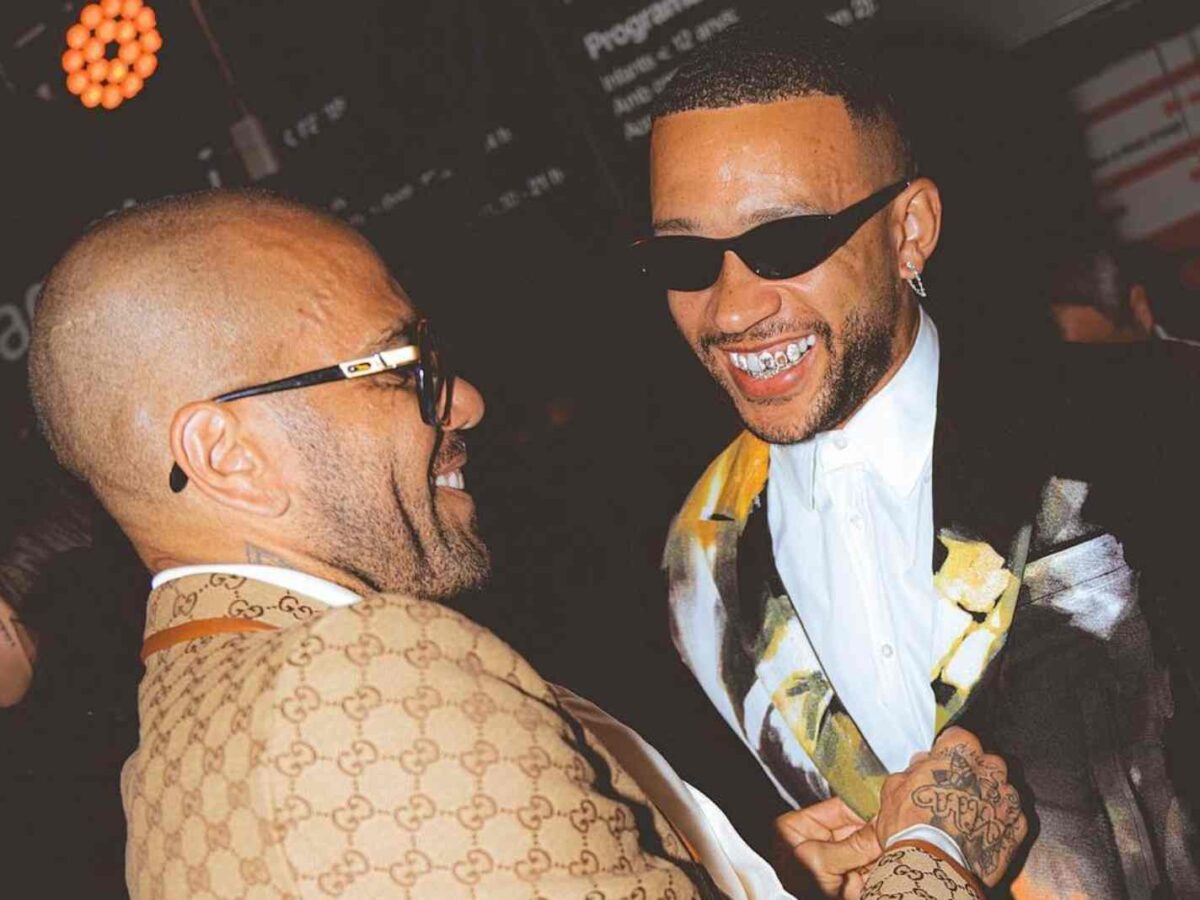 The photo shows Dani Alves hanging out with his Barcelona teammate Memphis Depay. The duo appears to be having a good time off the pitch.